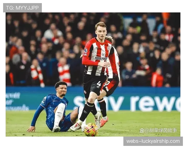 特写镜头：布伦特福德前锋托尼罚入关键点球后指向数据分析团队方向